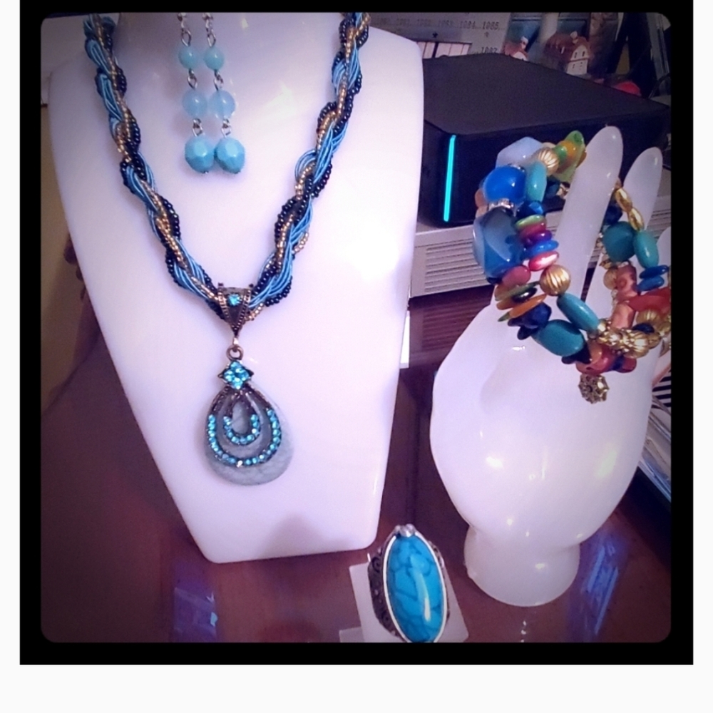 (NWT) Women Boho Crystal Chunkey Set'